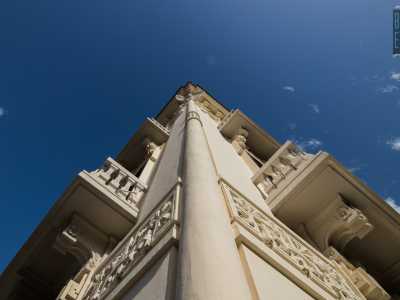 Nell�angolo del palazzo, quasi ad unire i due isolati, � posta una snella colonna a tre quarti. � caratterizzata in basso da uno stemma riportante la data di edificazione, nel mezzo da un collare floreale...